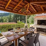 Villa New Luxury Timeless With Private Pool, Free Parking, Seafront, For 6 Persons