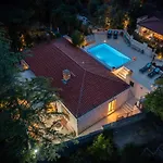 Villa New Luxury Timeless With Private Pool, Free Parking, Seafront, For 6 Persons