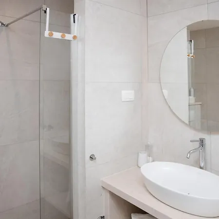 Villa New Luxury Timeless With Private Pool, Free Parking, Seafront, For 6 Persons