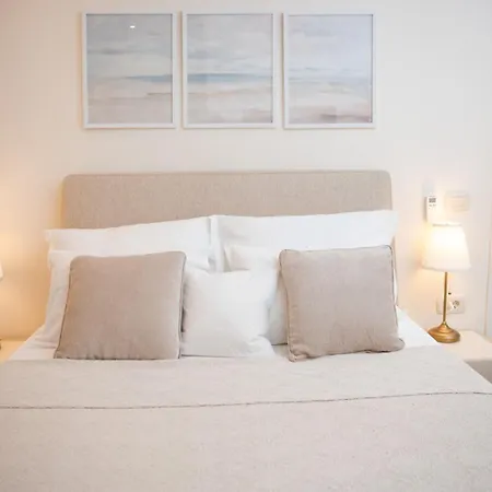 New Luxury Timeless With Private Pool, Free Parking, Seafront, For 6 Persons *