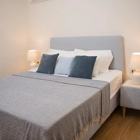 Villa New Luxury Timeless With Private Pool, Free Parking, Seafront, For 6 Persons