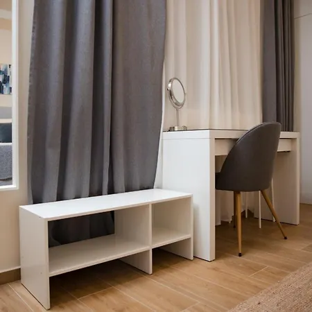 New Luxury Timeless With Private Pool, Free Parking, Seafront, For 6 Persons *