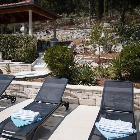 New Luxury Timeless With Private Pool, Free Parking, Seafront, For 6 Persons *