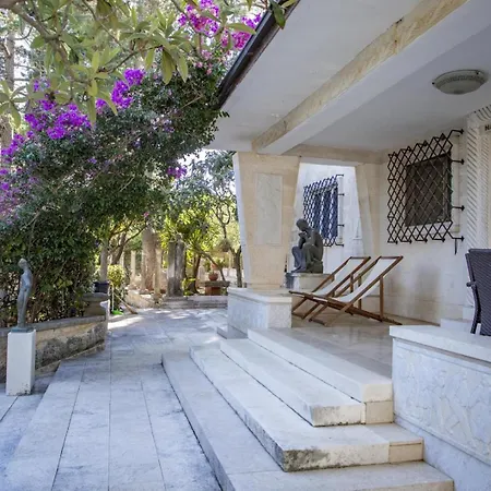 New Luxury Timeless With Private Pool, Free Parking, Seafront, For 6 Persons