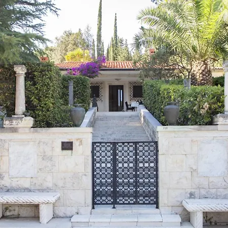 New Luxury Timeless With Private Pool, Free Parking, Seafront, For 6 Persons *