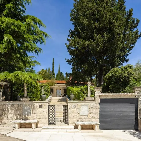 New Luxury Timeless With Private Pool, Free Parking, Seafront, For 6 Persons