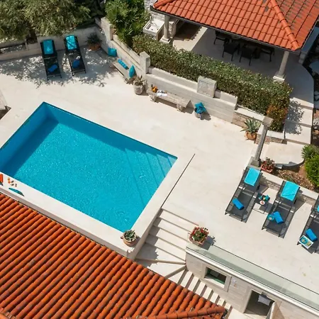 New Luxury Timeless With Private Pool, Free Parking, Seafront, For 6 Persons קורצולה