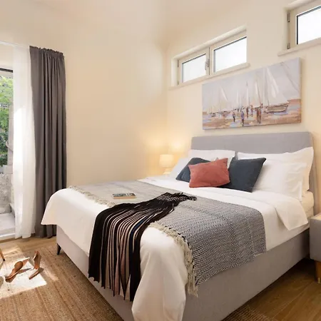 New Luxury Timeless With Private Pool, Free Parking, Seafront, For 6 Persons * קורצולה