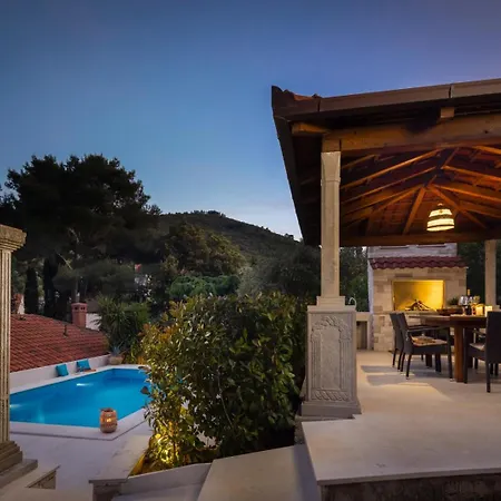 New Luxury Timeless With Private Pool, Free Parking, Seafront, For 6 Persons קורצולה