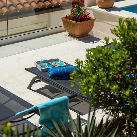 New Luxury Timeless With Private Pool, Free Parking, Seafront, For 6 Persons * קורצולה