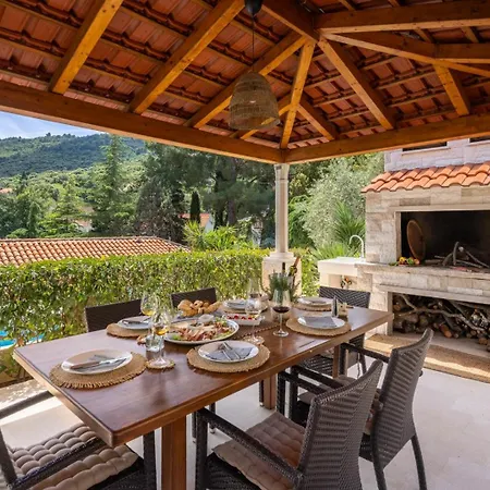 Villa New Luxury Timeless With Private Pool, Free Parking, Seafront, For 6 Persons *