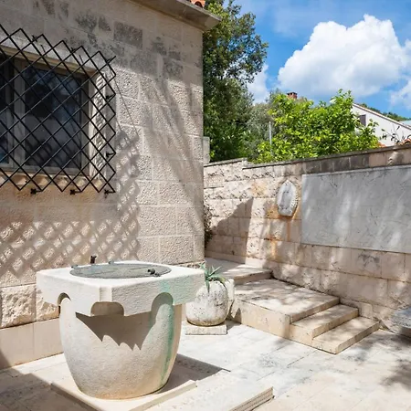 New Luxury Timeless With Private Pool, Free Parking, Seafront, For 6 Persons * קורצולה