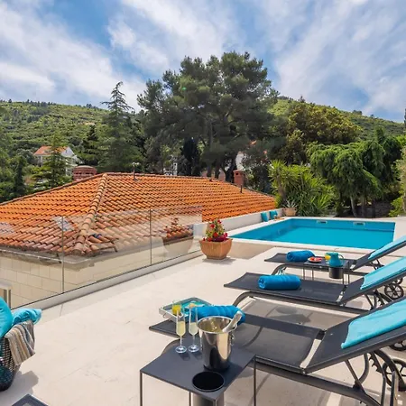 New Luxury Timeless With Private Pool, Free Parking, Seafront, For 6 Persons