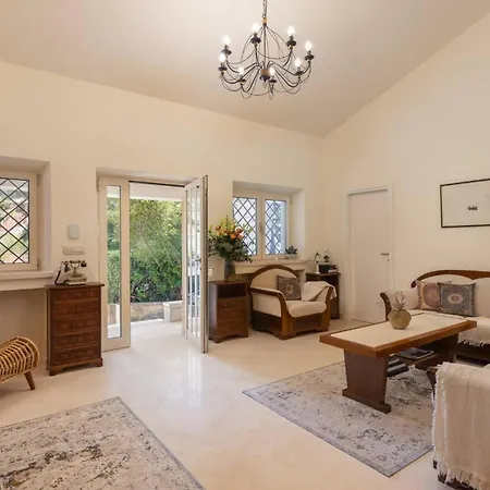 New Luxury Timeless With Private Pool, Free Parking, Seafront, For 6 Persons Villa