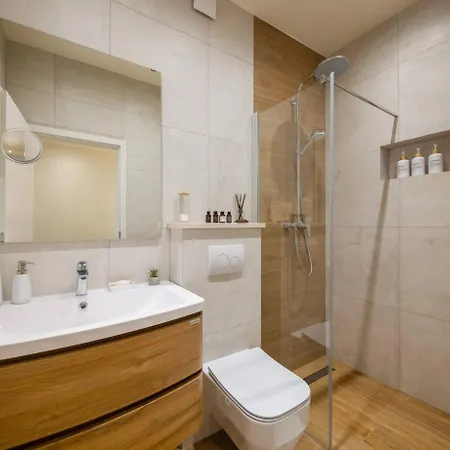 New Luxury Timeless With Private Pool, Free Parking, Seafront, For 6 Persons Willa