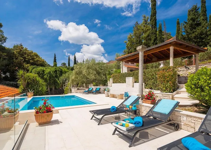 Villa New Luxury Timeless With Private Pool, Free Parking, Seafront, For 6 Persons