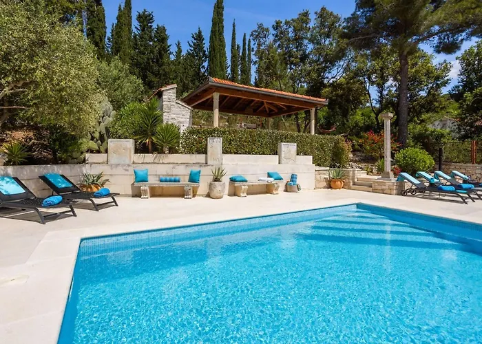 New Luxury Timeless With Private Pool, Free Parking, Seafront, For 6 Persons *