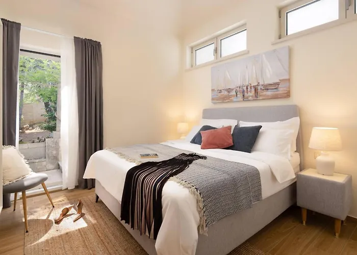 New Luxury Timeless With Private Pool, Free Parking, Seafront, For 6 Persons *