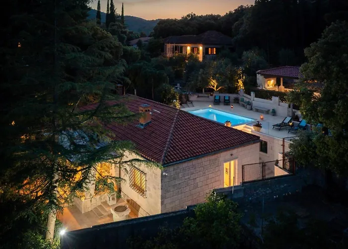New Luxury Timeless With Private Pool, Free Parking, Seafront, For 6 Persons