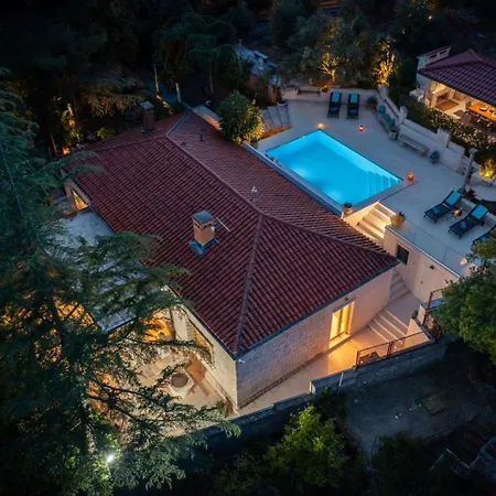 Villa New Luxury Timeless With Private Pool, Free Parking, Seafront, For 6 Persons *