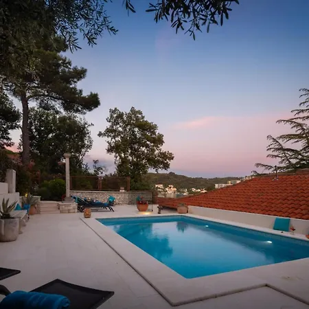 New Luxury Timeless With Private Pool, Free Parking, Seafront, For 6 Persons