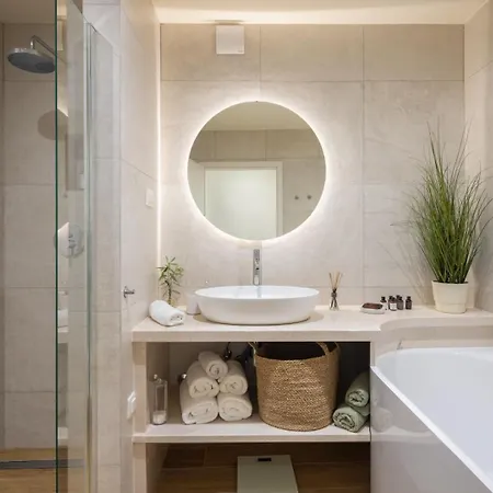 New Luxury Timeless With Private Pool, Free Parking, Seafront, For 6 Persons *