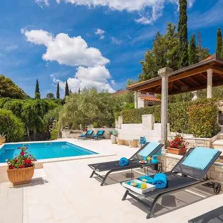 New Luxury Timeless With Private Pool, Free Parking, Seafront, For 6 Persons Villa