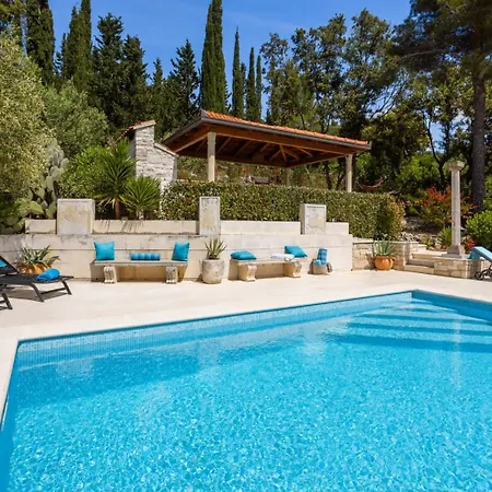 Villa New Luxury Timeless With Private Pool, Free Parking, Seafront, For 6 Persons *