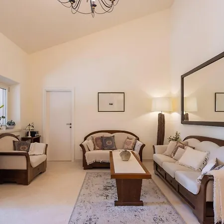 New Luxury Timeless With Private Pool, Free Parking, Seafront, For 6 Persons *
