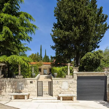 New Luxury Timeless With Private Pool, Free Parking, Seafront, For 6 Persons *