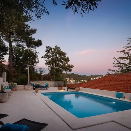 New Luxury Timeless With Private Pool, Free Parking, Seafront, For 6 Persons