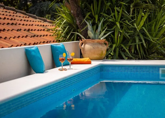 Villa New Luxury Timeless With Private Pool, Free Parking, Seafront, For 6 Persons