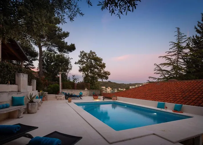 New Luxury Timeless With Private Pool, Free Parking, Seafront, For 6 Persons